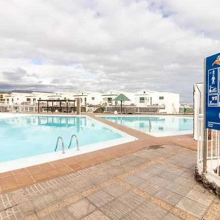 Flatguest Einstein + Pool + Bbq + 2 Bdr Holiday home *